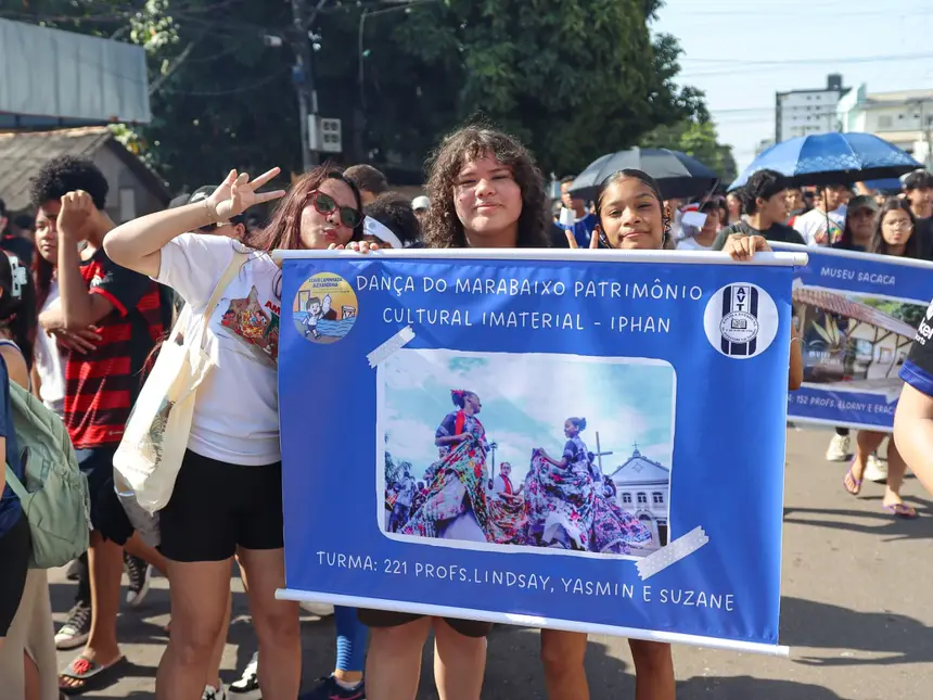 Alunos com seus subtemas sobre lugares históricos de Macapá e subtemas relacionados à assuntos atuais como meio ambiente 