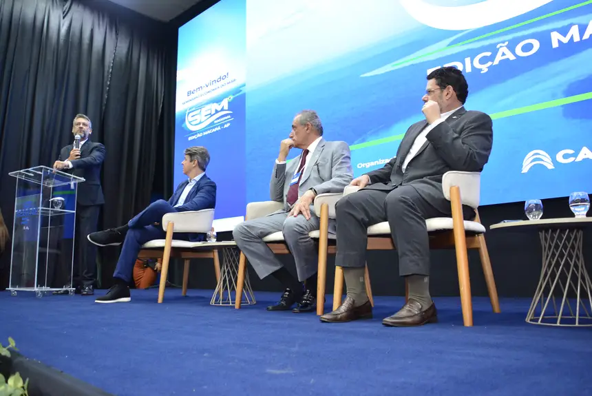 Painel do Seminário Economia do Mar, reunindo lideranças locais e nacionais para debater sustentabilidade, inovação e novas matrizes econômicas