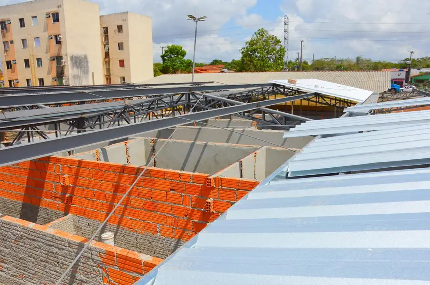 O mercado está recebendo cobertura, com estrutura metálica