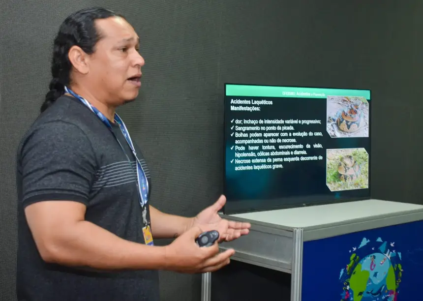 Jucivaldo Lima, pesquisador do IEPA, apresentando oficina sobre animais peçonhentos