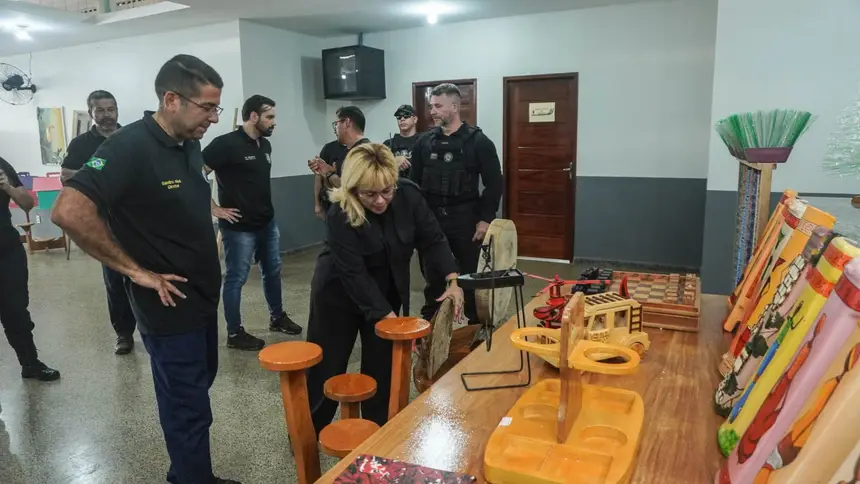 Representante da Senappen observa os artesanatos produzidos pelos custodiados 