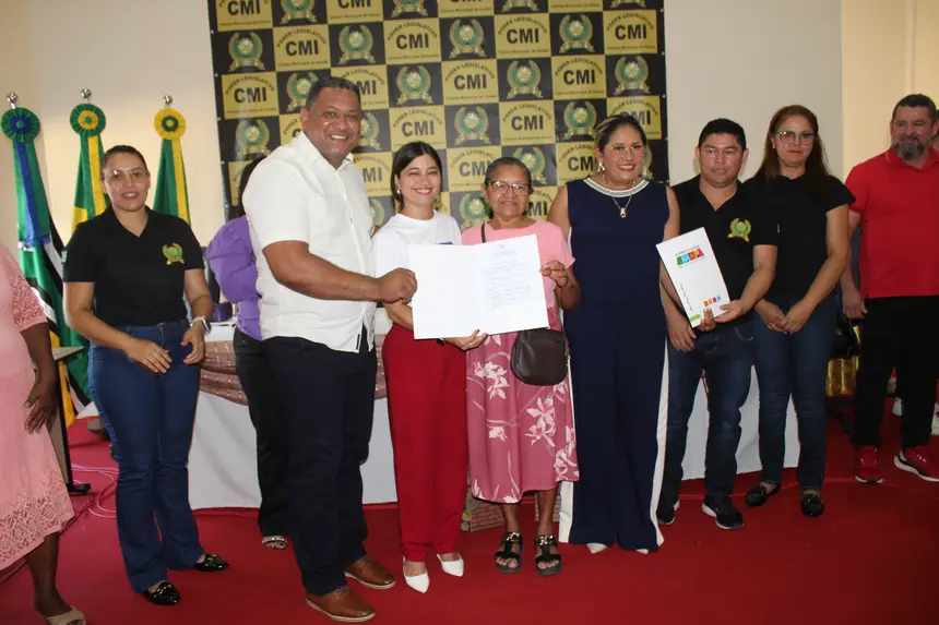 Secretária de Estado da Transposição, Anne Marques, durante entrega simbólica de documentos e atendimento aos servidores de Itaubal.