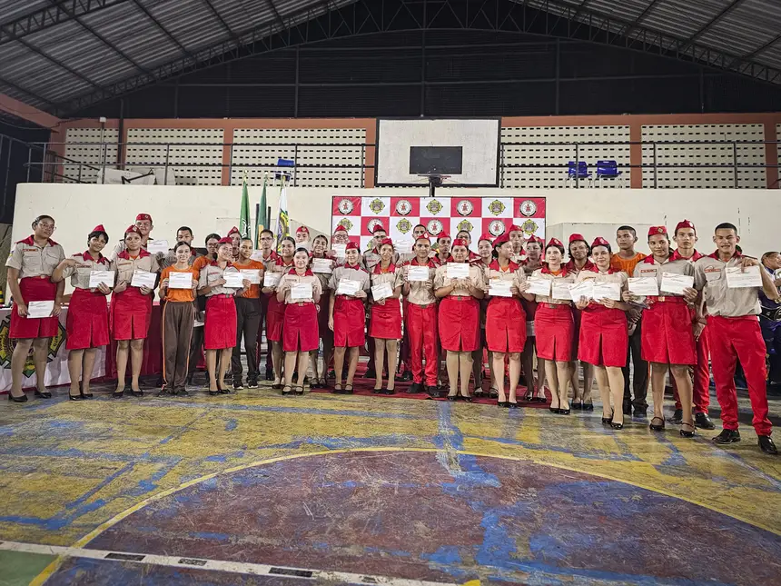 Os estudantes premiados por Mérito Intelectual e pelo 2° simulado do enem e os estudantes com as melhores médias gerais do 3º bimestre