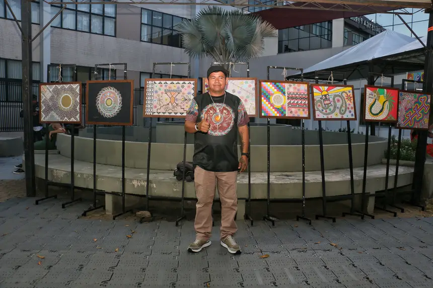 Artistas indígena Yermollay Caripoune