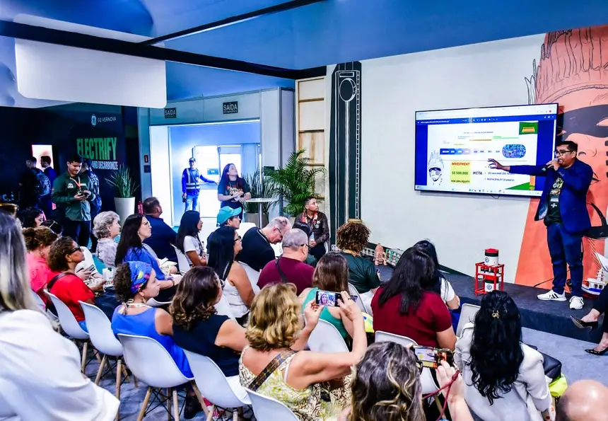 Painéis e rodas de conversa movimentam o estande, que reuniu 50 debates nos primeiros quatro dias