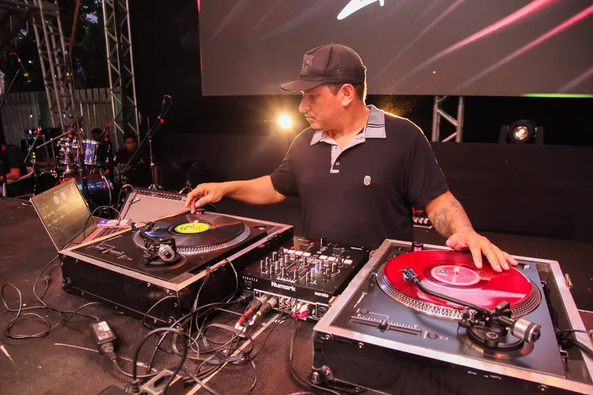 DJ, um dos elementos do Hip-Hop, em apresentação durante o 30º Encontro dos Tambores, em Macapá
