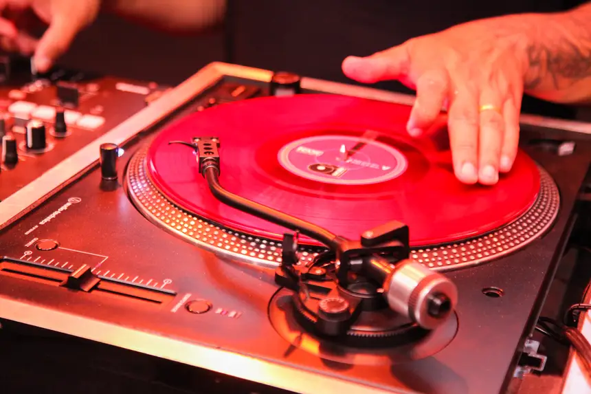 DJ, um dos elementos do Hip-Hop, em apresentação durante o 30º Encontro dos Tambores, em Macapá