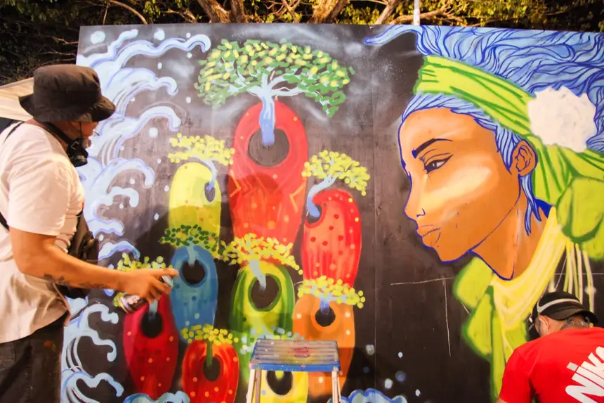 Painéis de grafitagem mostram os traços de artistas locais