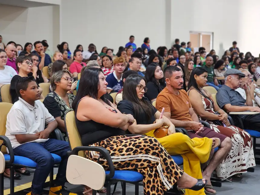 A solenidade reuniu estudantes, pais e familiares no Anfiteatro da Unifap