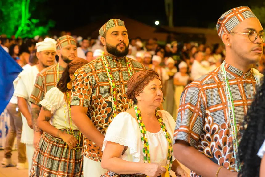 Apresentação coletiva de 30 casas de religiões de matriz africana encerrou a programação da noite