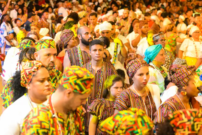 Apresentação coletiva de 30 casas de religiões de matriz africana encerrou a programação da noite