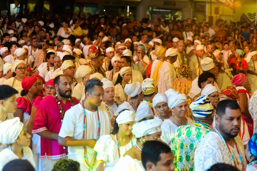 Apresentação coletiva de 30 casas de religiões de matriz africana encerrou a programação da noite