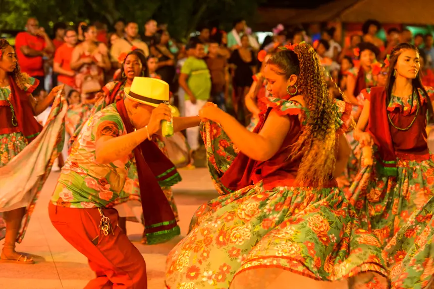 A noite foi marcada pelas danças e rodar das saias, nas rodas de batuque e marabaixo