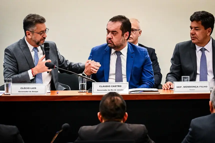 Clécio Luís ao lado de Cláudio Castro e do relator da PEC da Segurança Pública, Mendonça Filho, na Câmara dos Deputados