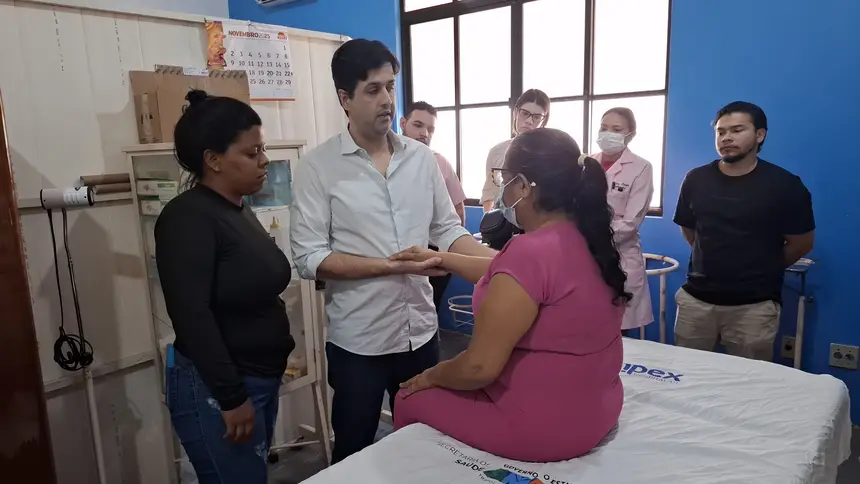  Durante a aula prática, paciente é atendida no CRDT como parte das atividades de capacitação em hanseníase.