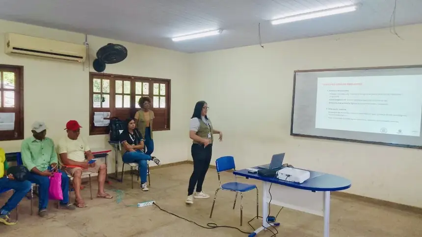 Equipe do CEREST realiza atividades de cuidado e orientação e palestras para trabalhadores e trabalhadoras durante a ação.