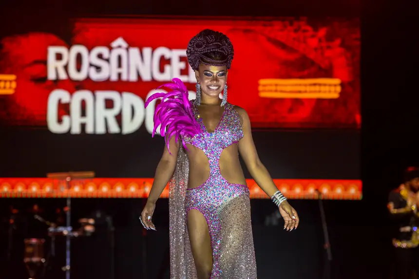 Desfile com vestido de noite foi um dos que mais chamaram a atenção