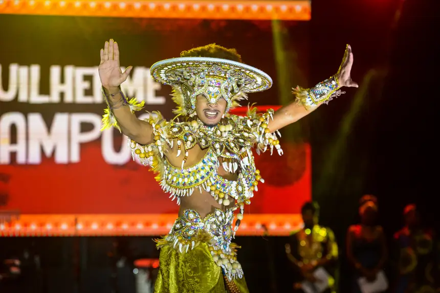 Os desfiles temáticos aliaram fantasias e ancestralidade no palco do Centro de Cultura Negra