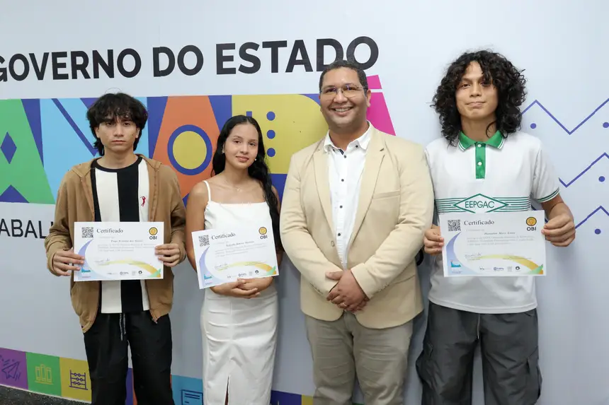 Os Alunos Tiago Ferreira, Rafaelly Ribeiro e Jhonatan Alves juntamente com o professor de Informática, Ivson Viana 