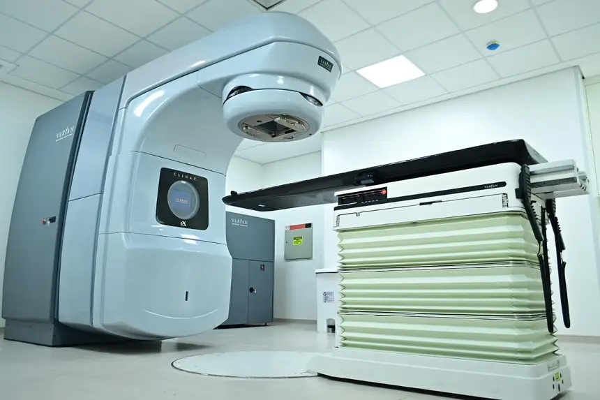 O centro está equipado com um acelerador linear de alta precisão, capaz de realizar até 50 sessões de  por dia