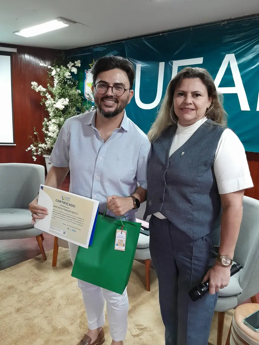 Professor convidado Francisco Thiago (UnB) e Heryka Nogueira, da organização do evento.