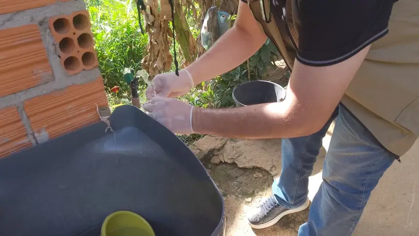 Técnicos do Lacen coletam e analisam amostras de água em diferentes pontos de Oiapoque.