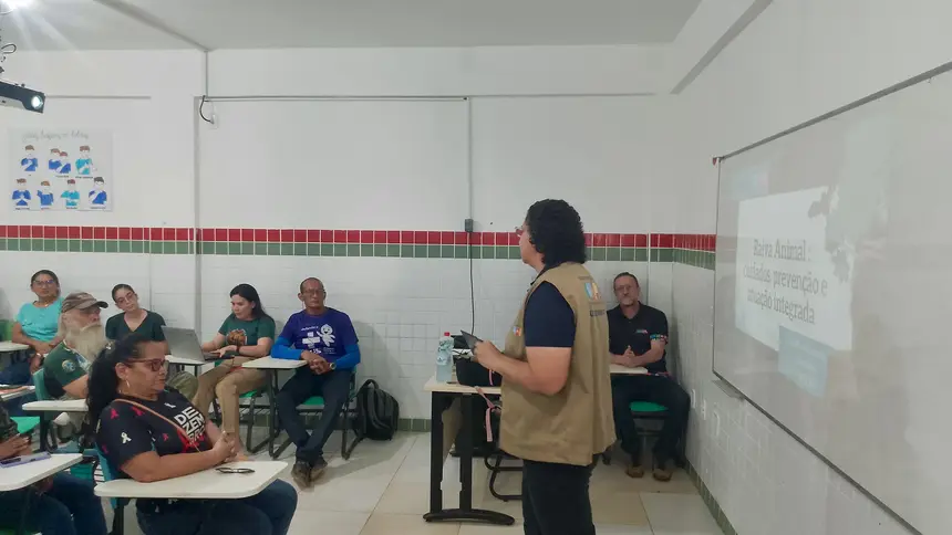 Equipes de saúde acompanham atentamente a capacitação sobre Raiva Animal.