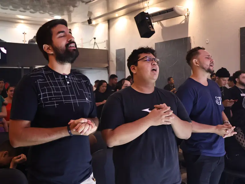 Jovens lotaram a sede da Igreja Quadrangular para adorar a Deus 