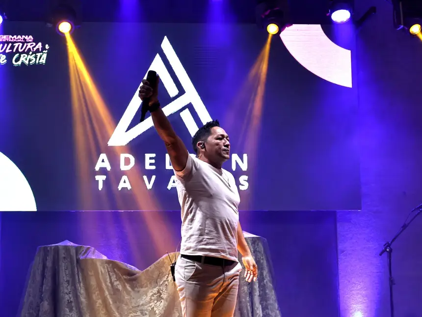 Em verdadeiro clima de adoração,  jovens cantores e interpretes fizeram o melhor para Deus