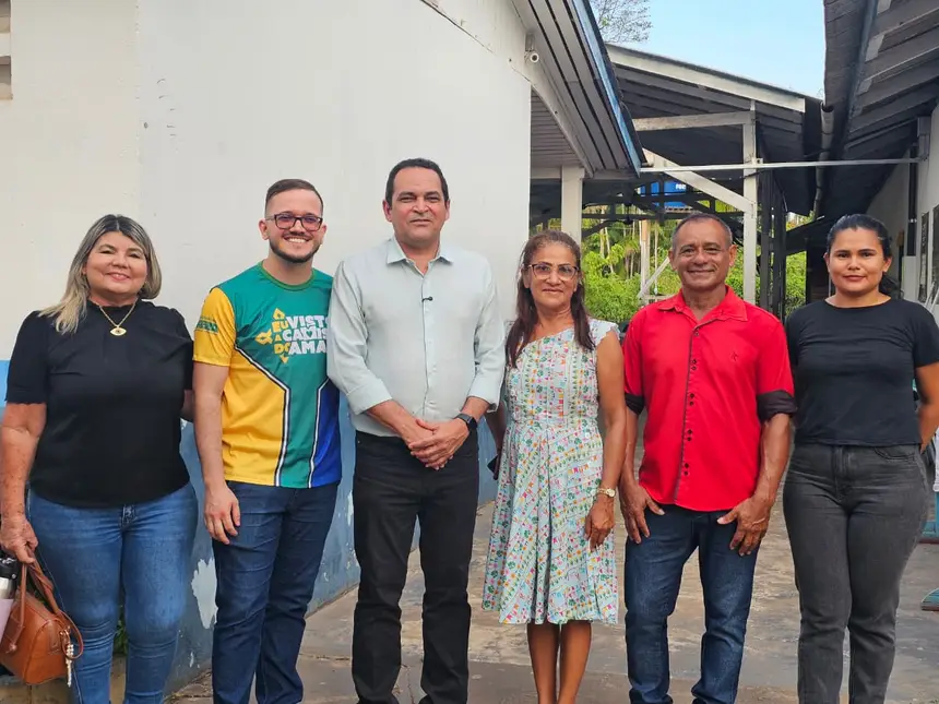 Paulo Lemos e o corpo docente da escola
