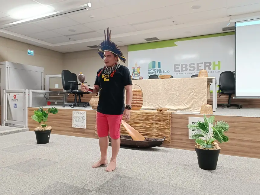 Diogo Karipuna, pajé da etnia Karipuna.em ritual de boas vibrações no início do encontro.