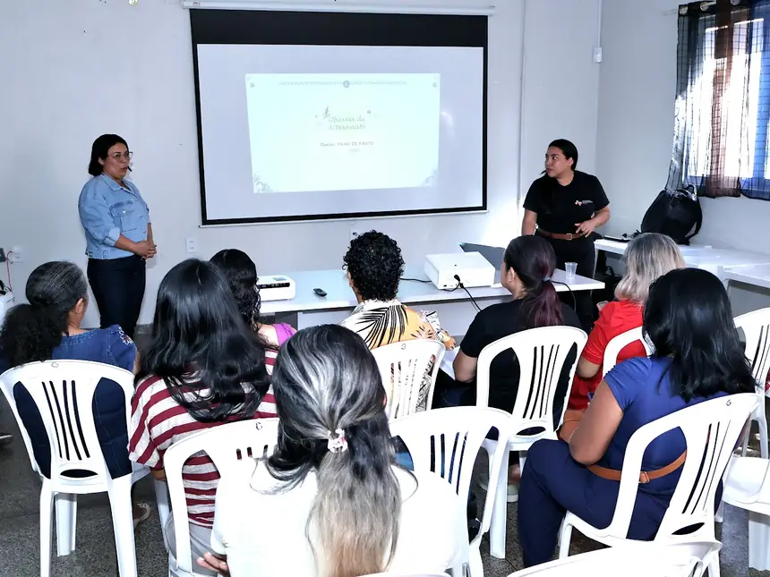 Técnicas do Comitê de Cultura do Amapá enviaram as mulheres a maneira correta de fazer portifólio 