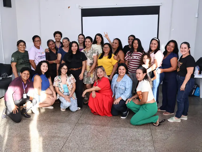 Grupo de mulheres de diversas classes sociais participaram da oficina 