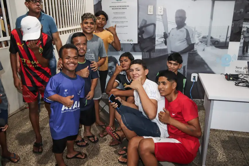 Diversos jovens de idade variadas aguardavam para entrar no ringue