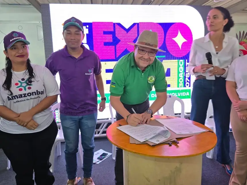 Foto: Divulgação Cristiane Mareco Diretor-presidente do Rurap, Kelson Vaz (ao centro) firma parceria para o fortalecimento da cadeia produtiva do açaí