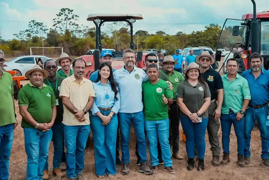 Foto: Divulgação Cristiane Mareco Programa Ater Mecanizo, lançado em São Joaquim do Pacuí, entregou de 16 tratores, implementos agrícolas e kits de mandiocultura