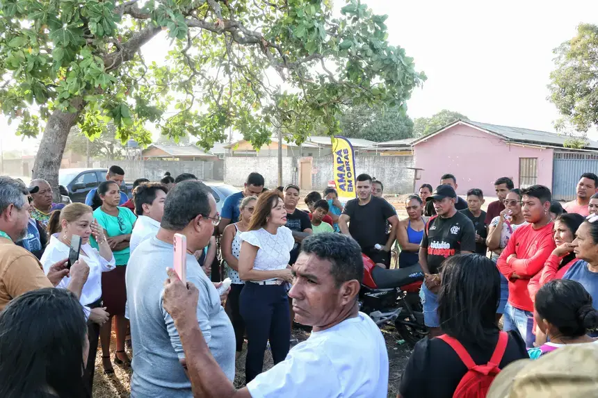Secretária da Habitação, Mônica Dias, em reunião com moradores do Parque Aeroportuário
