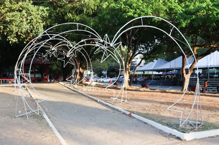 Todos os espaços da Praça da Bandeira foram ornamentados  com produtos natalinos