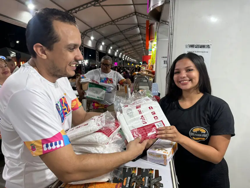 Vigilância Sanitária entregando a empreendedores luvas, toucas e aventais para o manuseio de alimentos.