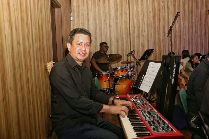 O diretor do Centro participa das apresentações tocando acordes no piano