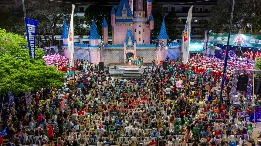 O espetáculo uniu música, dança, encenações e efeitos cênicos, como a neve artificial, criando um clima de encantamento e emoção para estudantes, famílias e visitantes