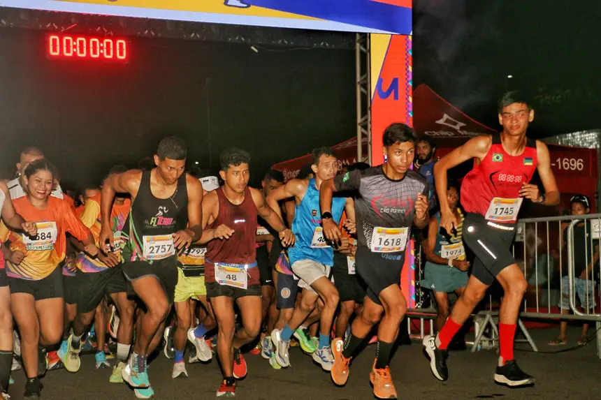 A largada contou com a presença de homens e mulheres, uma mistura de  pessoas de todas as idades