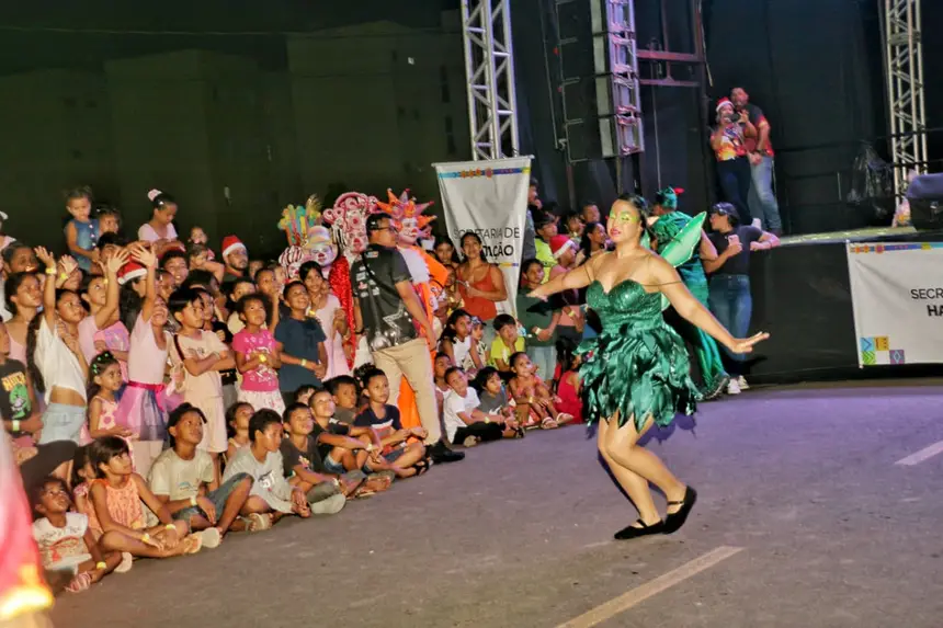Crianças foram presenteadas com apresentação de peças da equipe dos personagens  