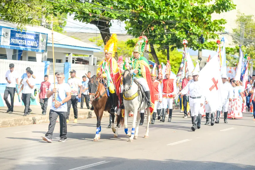 Procissão reuniu representantes de grupos de comunidades remanescentes