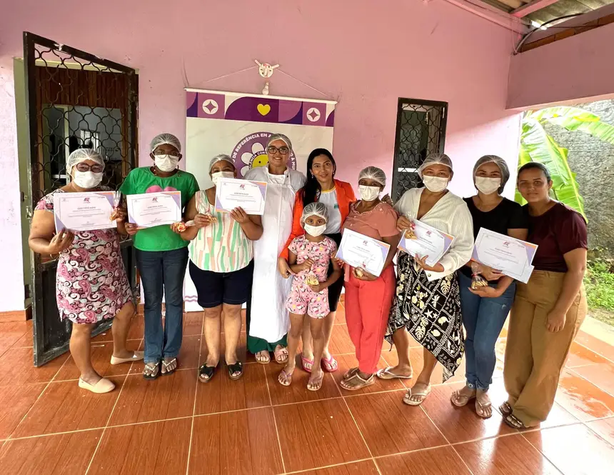 Participantes recebem certificado da oficina de biscoitos natalinos