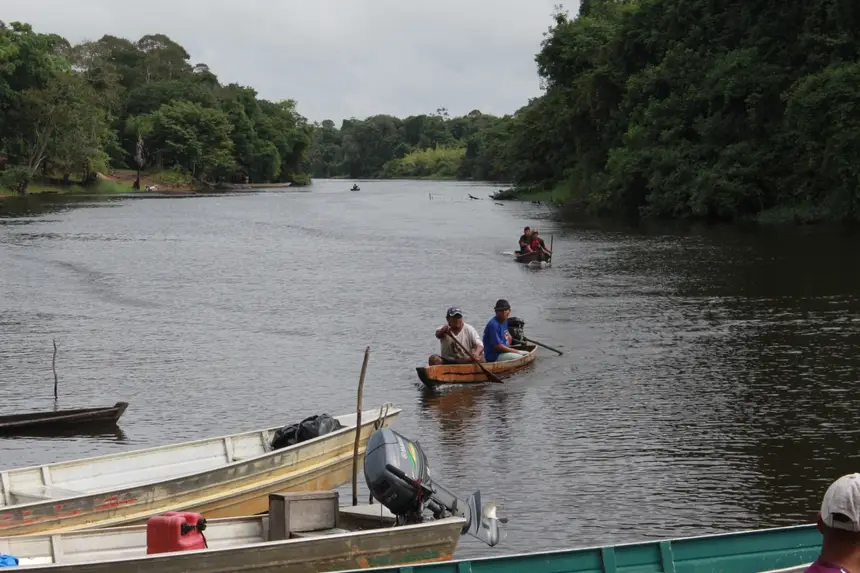  Cestas de alimentos são levadas nas embarcações as aldeias mais distantes 
