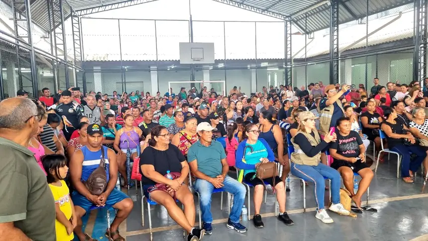 A quadra da Escola ficou tomada por pescadores e agricultores