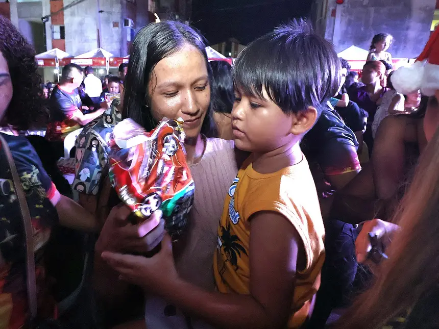 Todas as crianças ganharam uma lembrança de natal após as apresentações 