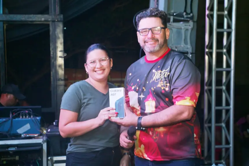 Aparelho celular foi sorteado por meio de bingo aos moradores 