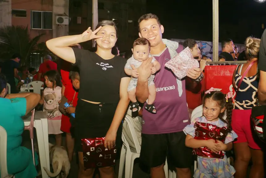 Famílias aproveitaram a noite do Natal Luz 